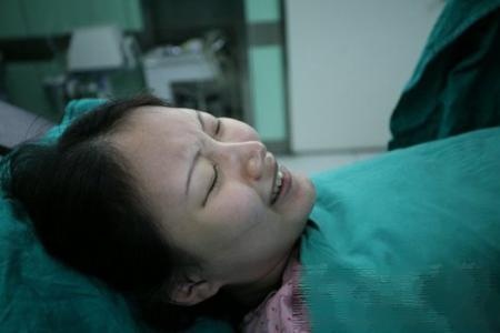 孕妇夜里生孩子去医院有人接生吗,孕妇医院门口生孩子丈夫为她接生