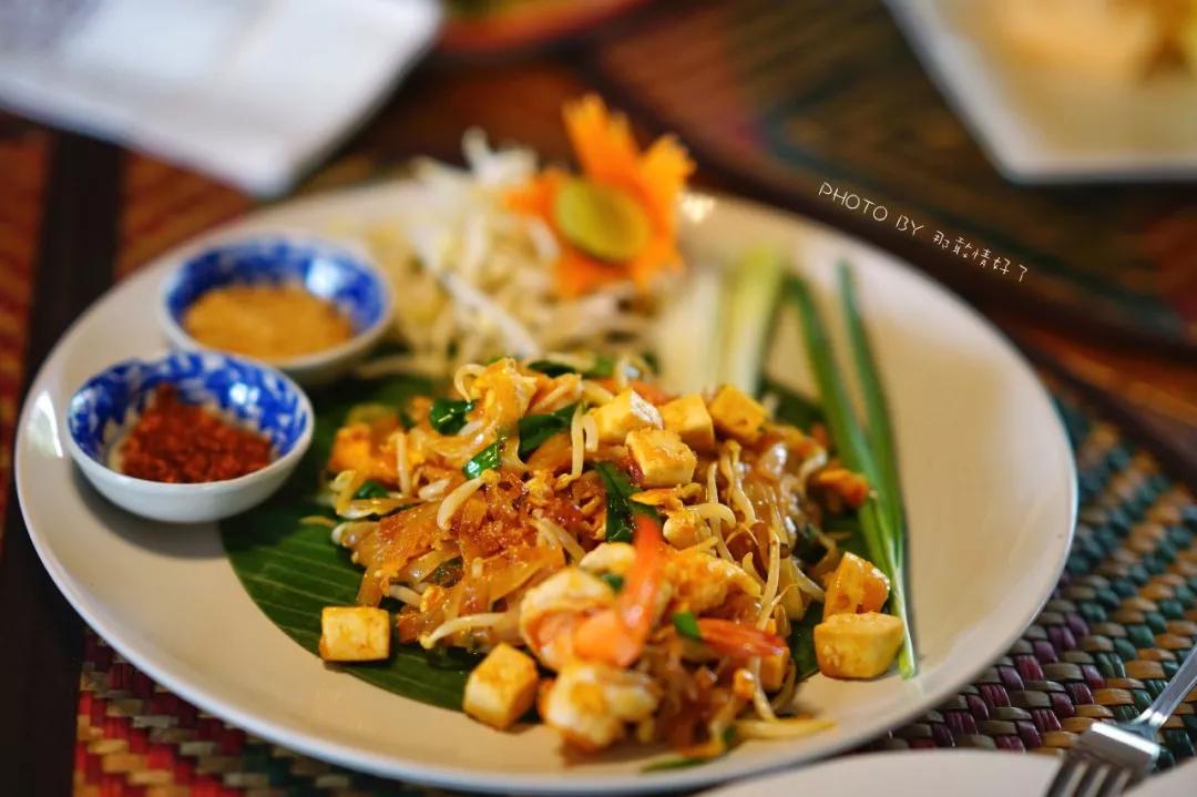 美国艺术家老夫妇定居苏梅岛十年，教游客画垃圾桶，唤醒环保意识