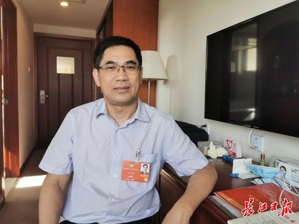 代表委员讲抗击疫情的武汉故事，医生独自“逆行”回汉，3个月后一家人才团聚