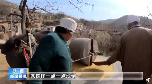 榆林清涧:一边碾米一边直播,不出家门把钱挣