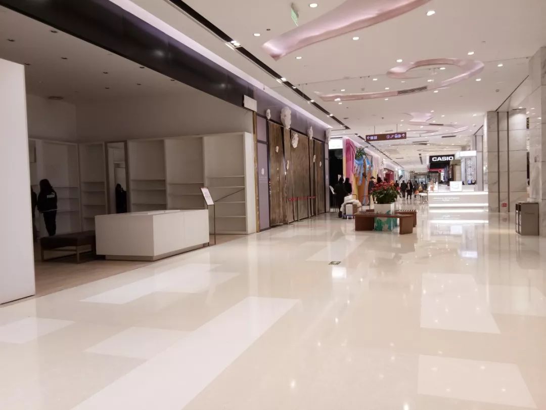 南通一大型老牌商场，曾繁华依旧受人喜爱，后生意萧条濒临倒闭