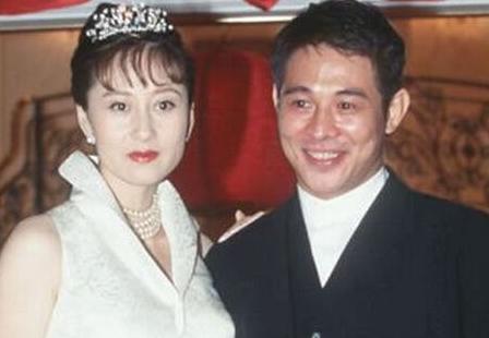 21年前，李连杰抛下原配娶港姐利智，媒体：情义千斤不敌胸部四两