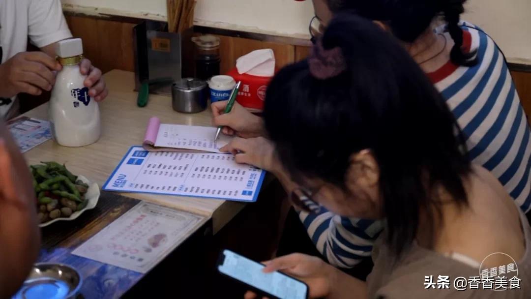 藏在巷子里的特色烧烤,老街里烧烤青岛