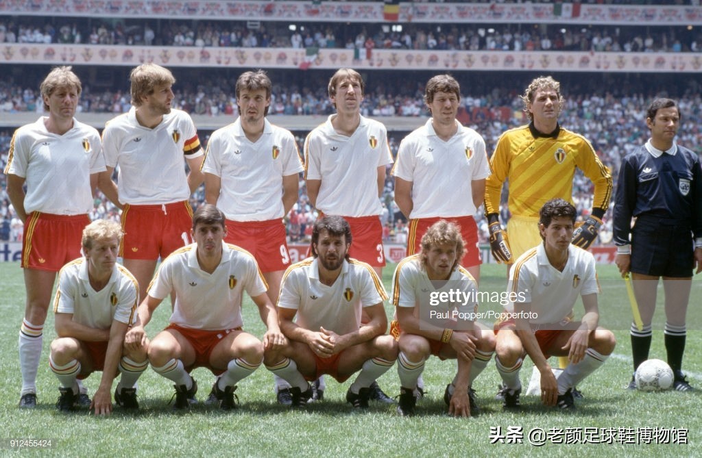 第一个穿白球鞋的球星,马拉多纳南非世界杯场边秀脚法