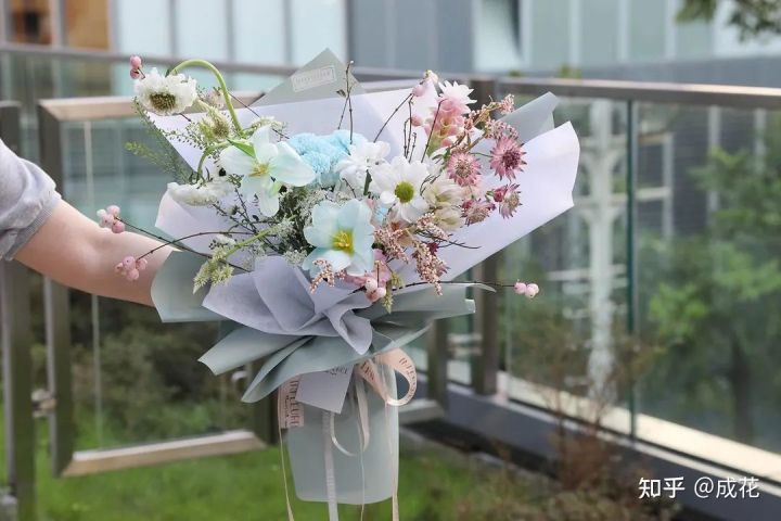 卖花包装纸选什么颜色,新手开花店怎么选择包装纸