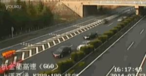 司机一个举动救了一对母子,司机一个举动救了三辆车