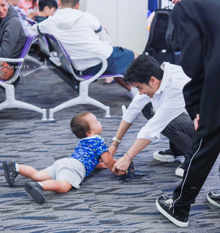 他泰男星和小朋友的治愈同框：BP一家三口关大爷画风不对