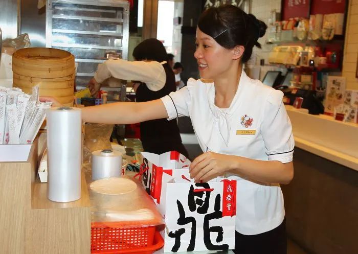 连收银员都宠！苹果、鼎泰丰等把员工「当人看」，有多大的力量？