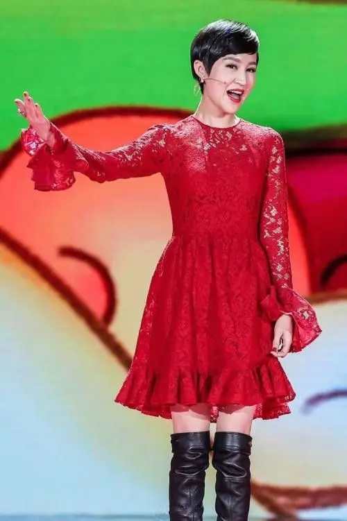 鲍蕾穿黄裙好看吗,鲍蕾穿黑色西装皮鞋