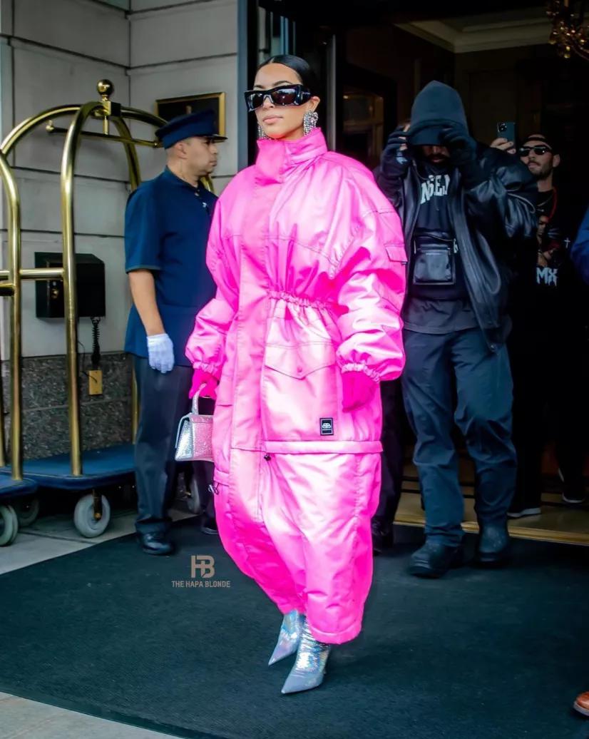 卡戴珊连体衣外穿高大上,卡戴珊巴黎世家蓝色连体衣