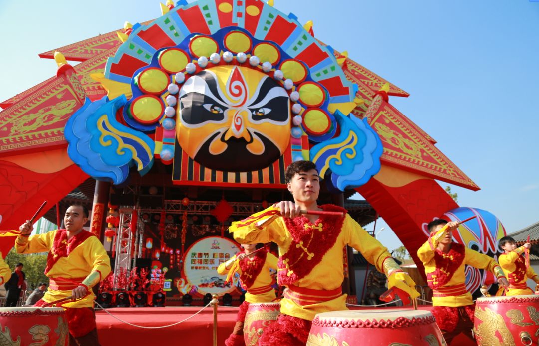 为了集五福，我用女朋友的口红写了个“福”字