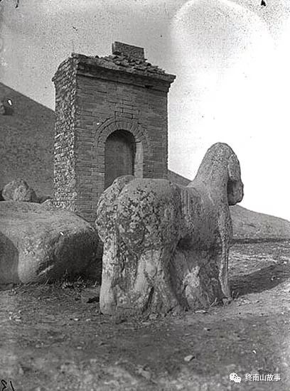 民国一位青年官员来到关中，在周公墓上打了个盹