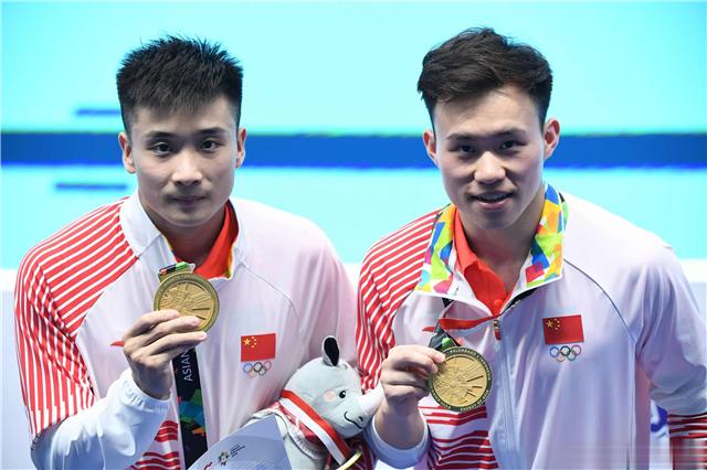 为什么男跳水穿三角泳裤,为什么跳水男运动员要穿三角泳裤