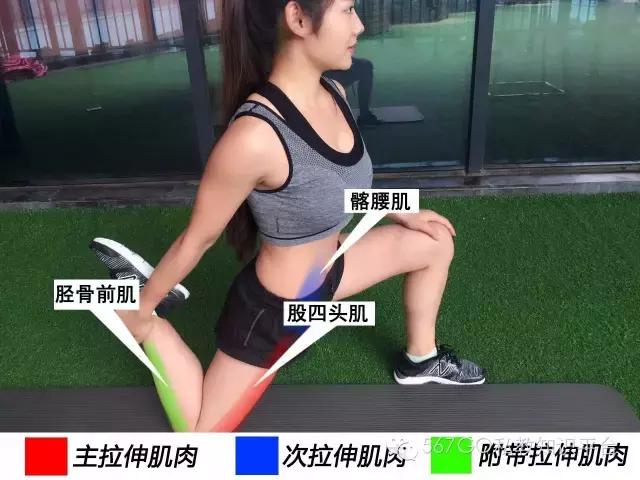 教练帮学员做拉伸动作教学,女教练教拉伸