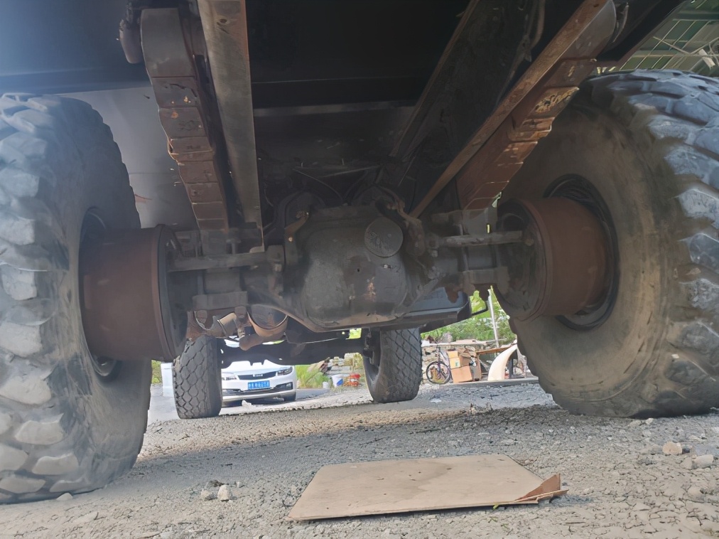 奔驰重卡和国产重卡哪个好,奔驰重卡有多厉害