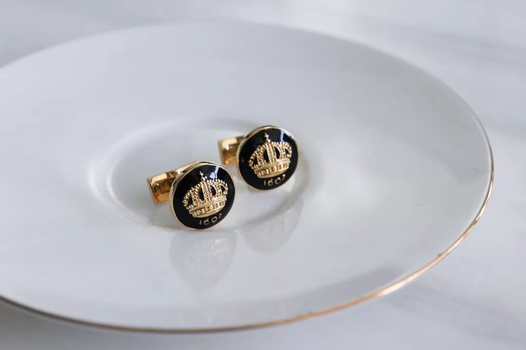 瑞典皇家配饰品牌，几百块戴出万元质感，金色手镯男女戴都好看