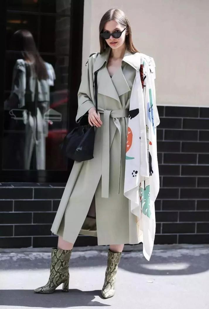 丝巾春天的系法大全慢动作,春天戴丝巾旅行穿搭