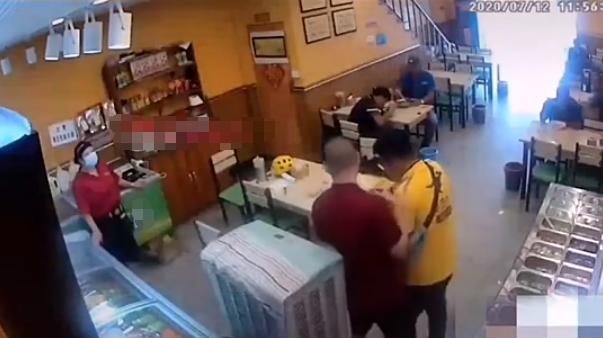 外卖小哥不小心把奶茶打翻后大哭,专送外卖小哥把餐弄洒了怎么处理