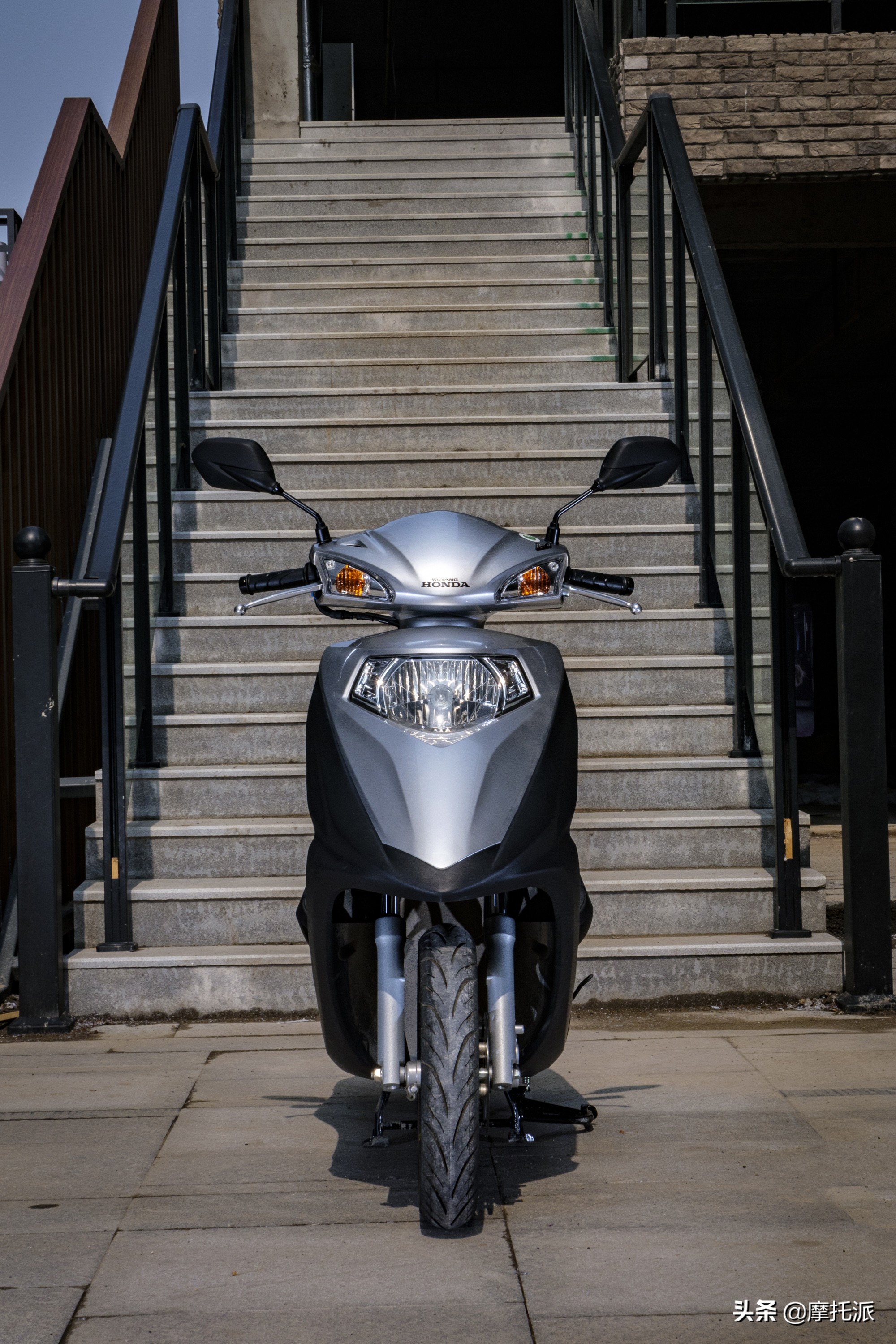 售价7500元左右，五羊-本田平民踏板“喜鲨125”试驾综评