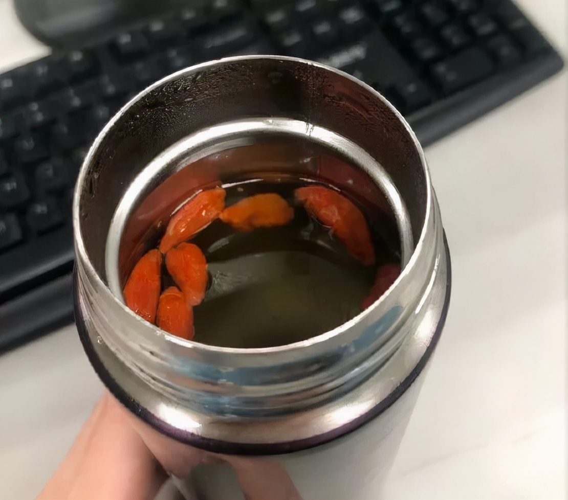 不锈钢保温杯装开水有危害吗,不锈钢保温杯温水进去毒水出来