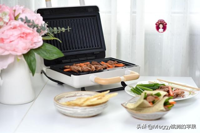 1块面擀一擀，空心烙饼鼓囊囊，夹上烤肉真叫香，国庆假期就吃它