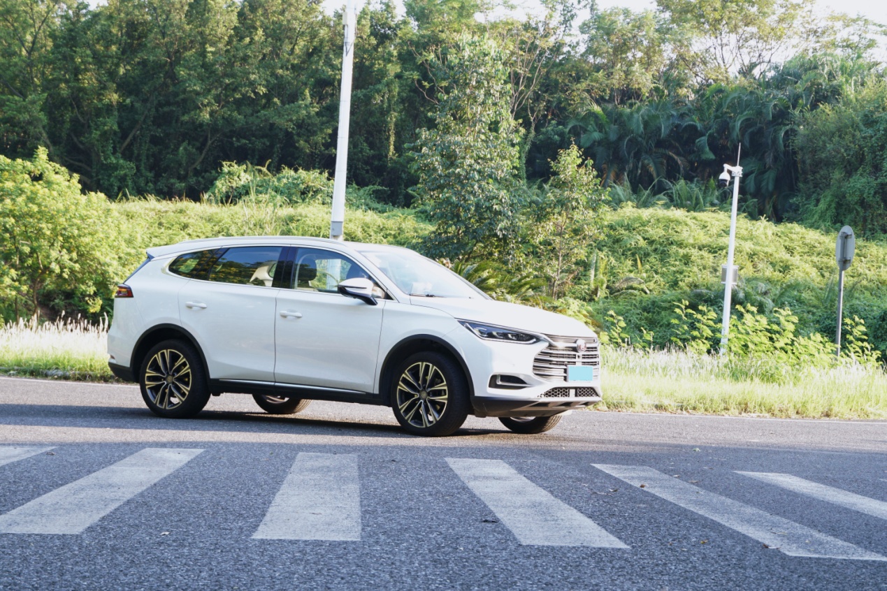 比亚迪唐燃油版和汉兰达,汉兰达对比比亚迪唐燃油