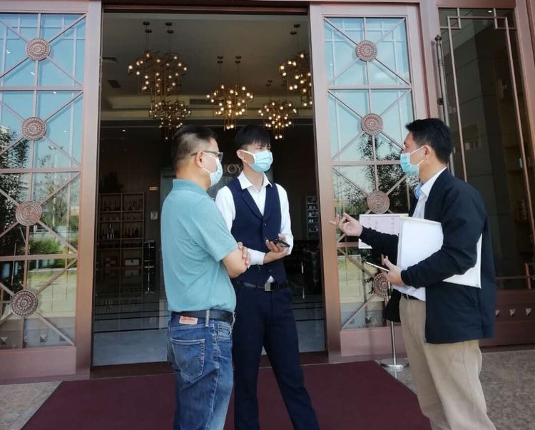 番禺｜“我们不摆pose”！大石街大兴村把办公室前移到村路口，织密防疫网