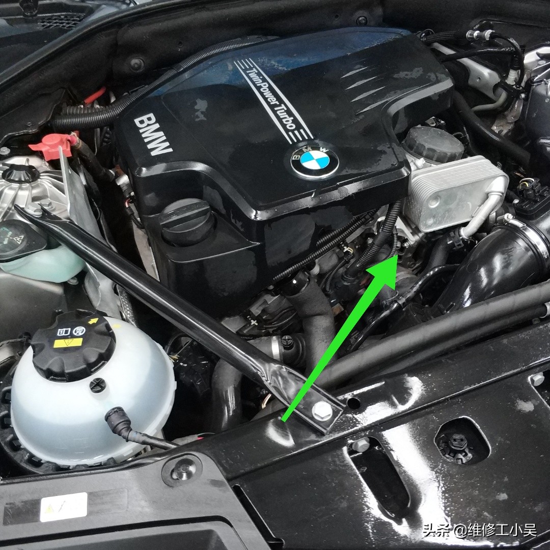 宝马525发动机漏油通病,宝马525跑了8000公里提示加机油