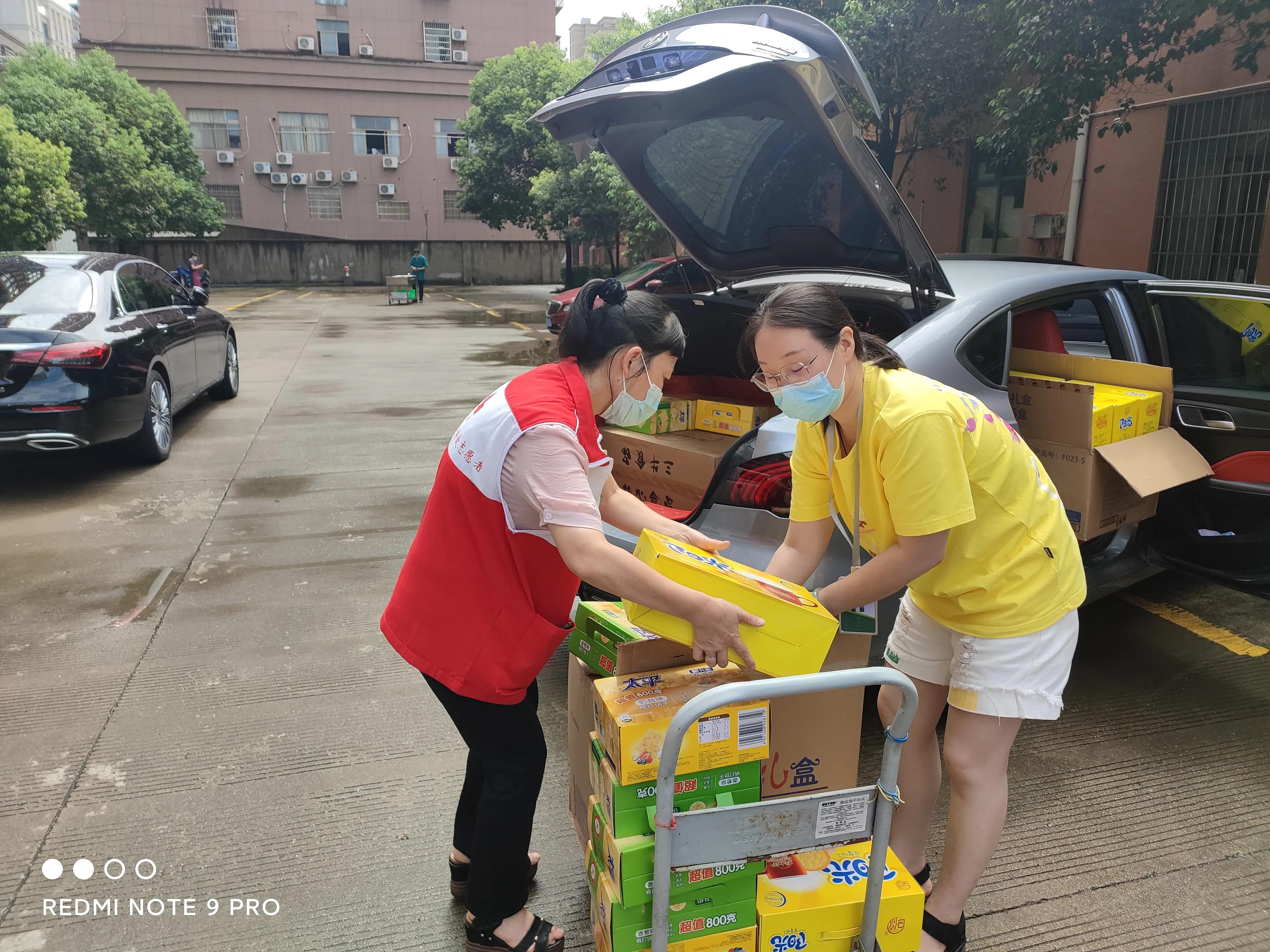 爱心企业关爱老人传递温暖回报,爱心企业为敬老院老人送礼