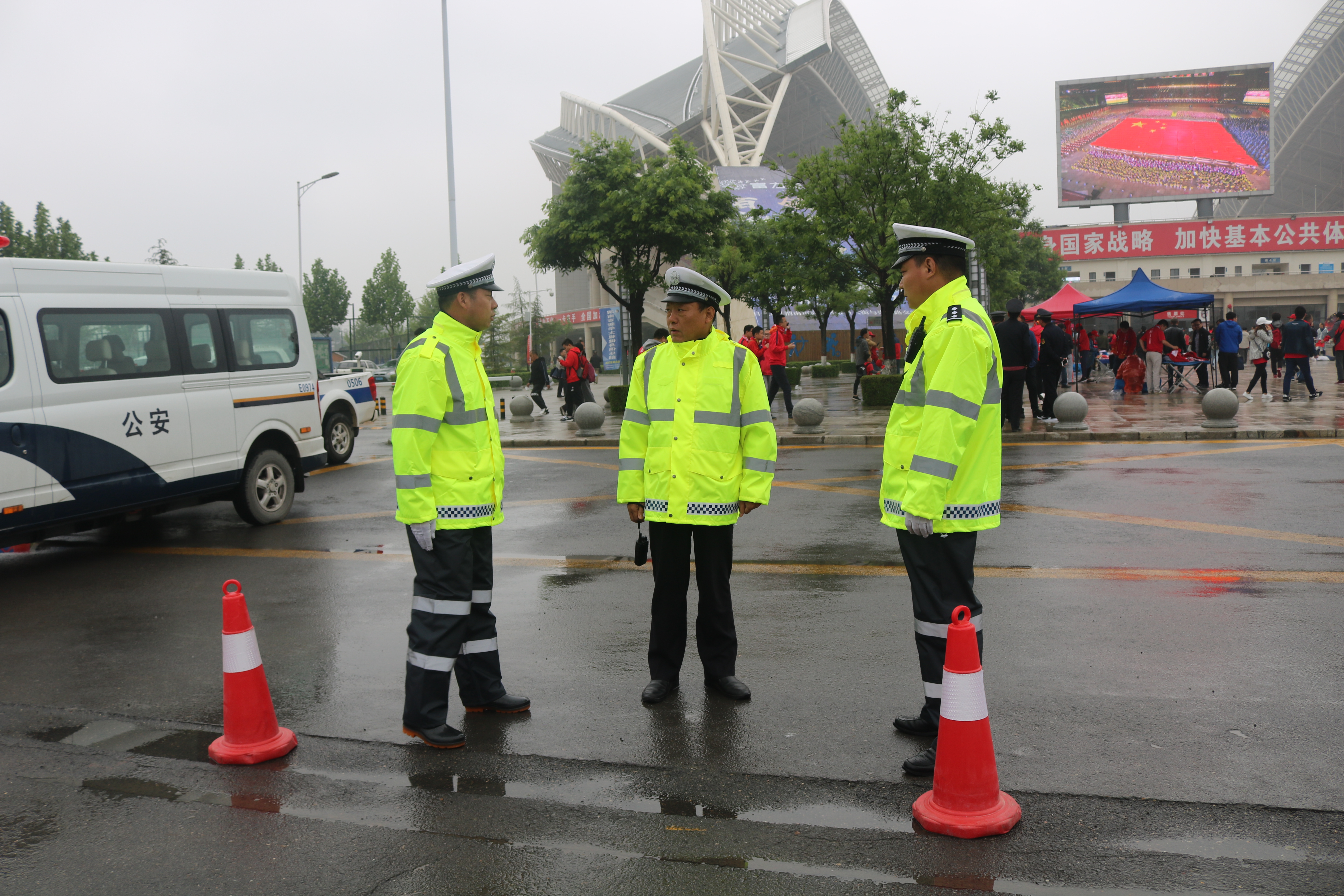 雨中作战，高新交警大队保障足球赛顺利进行