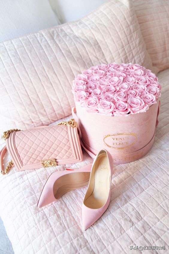 2024年手袋流行颜色,受欢迎的粉红色手袋