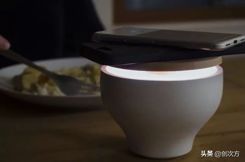 通过手机调节台灯亮度,能与手机连接控制亮度的台灯