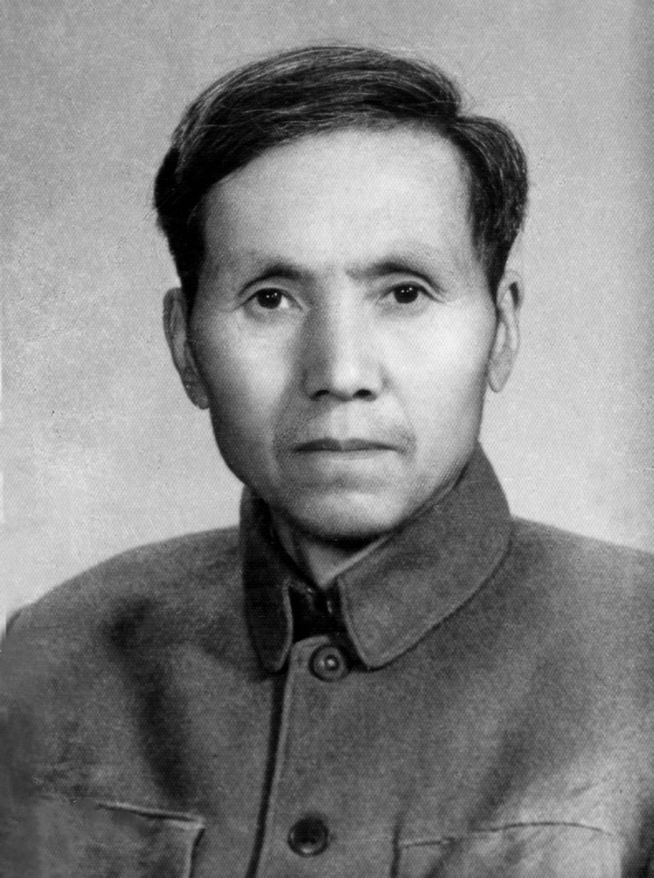 清朝灭亡后，王爷落魄成小贩，毛主席亲批：必须重用