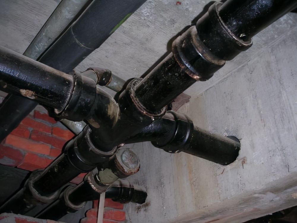 铸铁管漏水怎么修补谁出钱,铸铁管漏水怎样堵