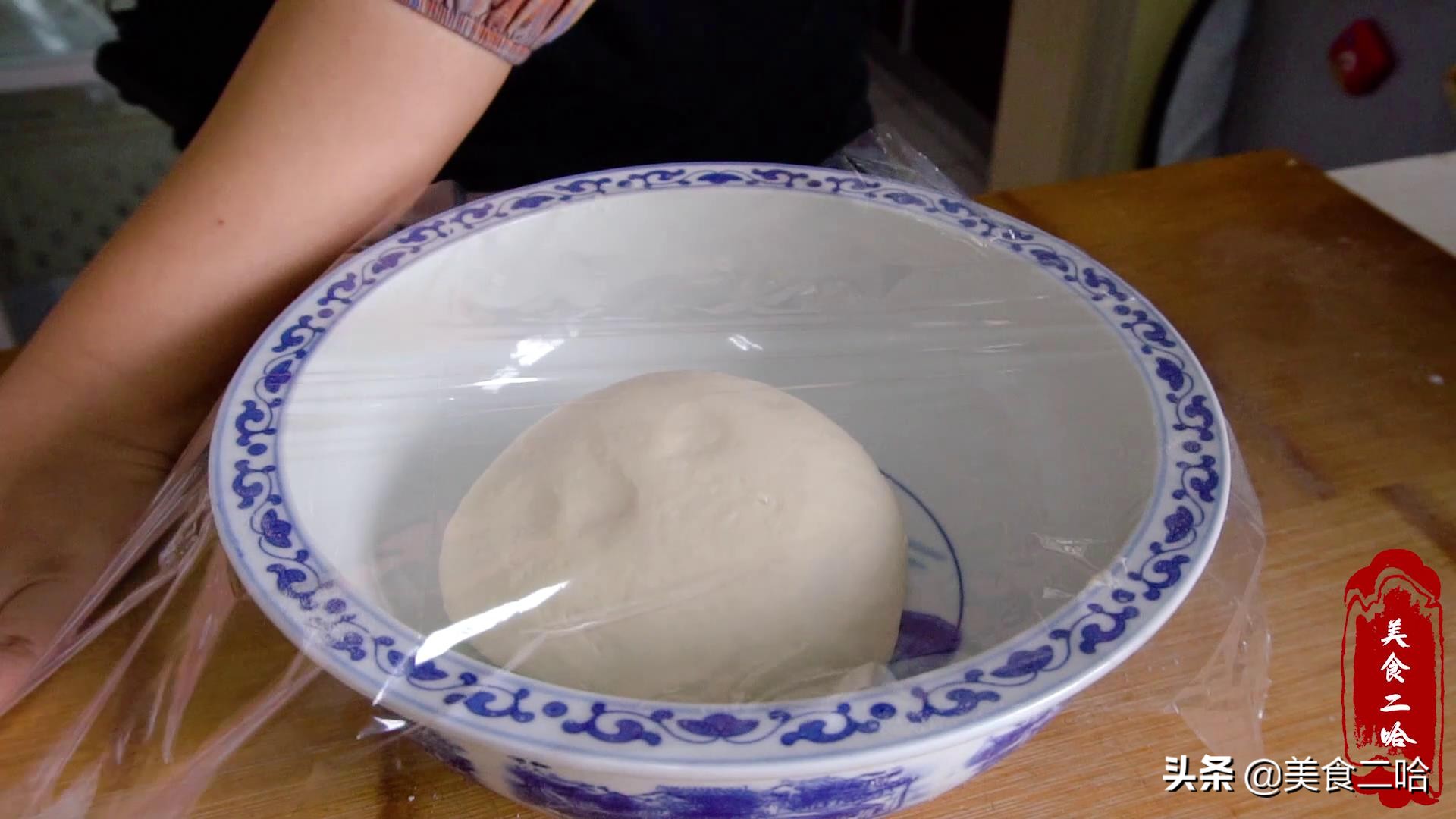 这个饼的神奇之处在于不用油,饼柔软筋道又多层超级好吃