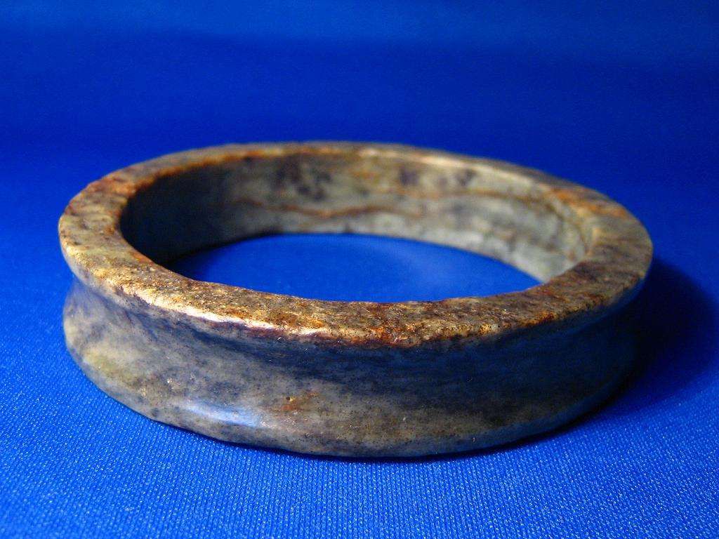 古玉玉镯为什么会发黄,古玉手镯最简单鉴别方法