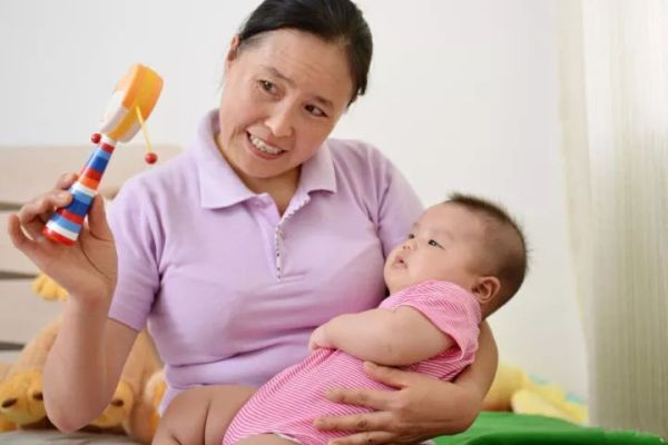 两岁宝宝是去托班好还是找保姆好,两岁的孩子当保姆怎么做才好