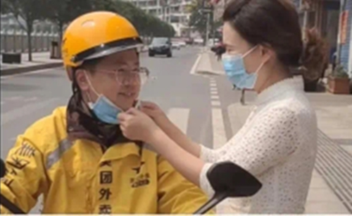 迫于生计打零工,34岁老师兼职送外卖被指责