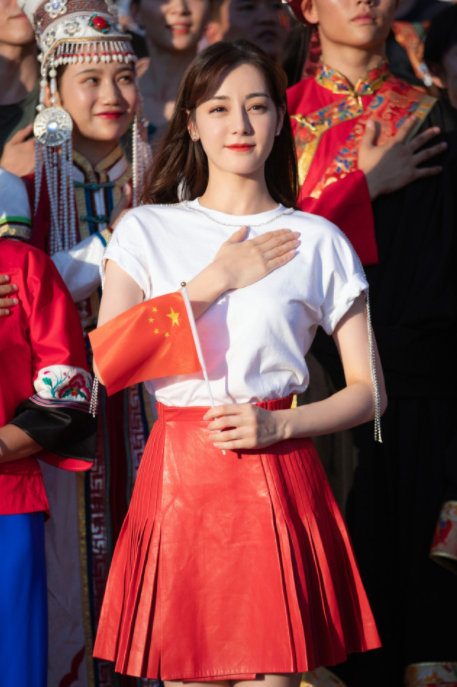 杨紫王俊凯颁奖典礼同台,央视五四青年晚会杨紫王俊凯