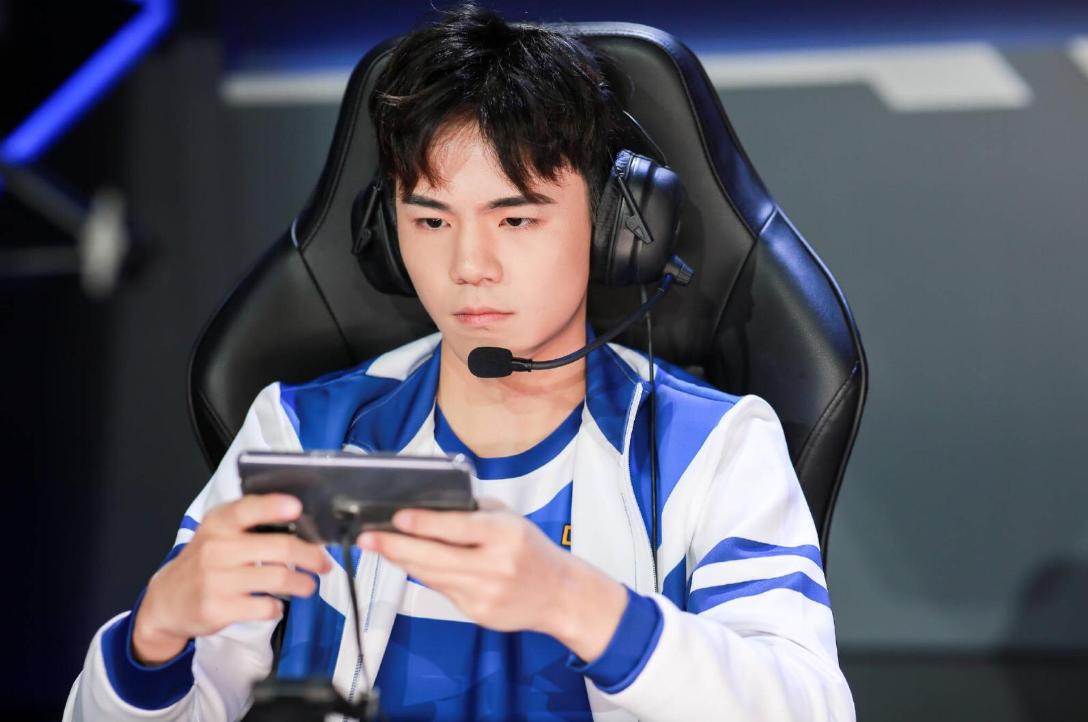 继诺言之后，刺痛和渡劫也直播投降，职业选手到底能不能投降？