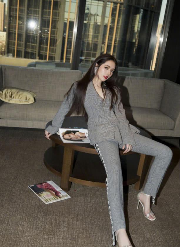 郭碧婷超大钻戒闪到我了，从“照骗”到真女神，34岁照样嫁豪门