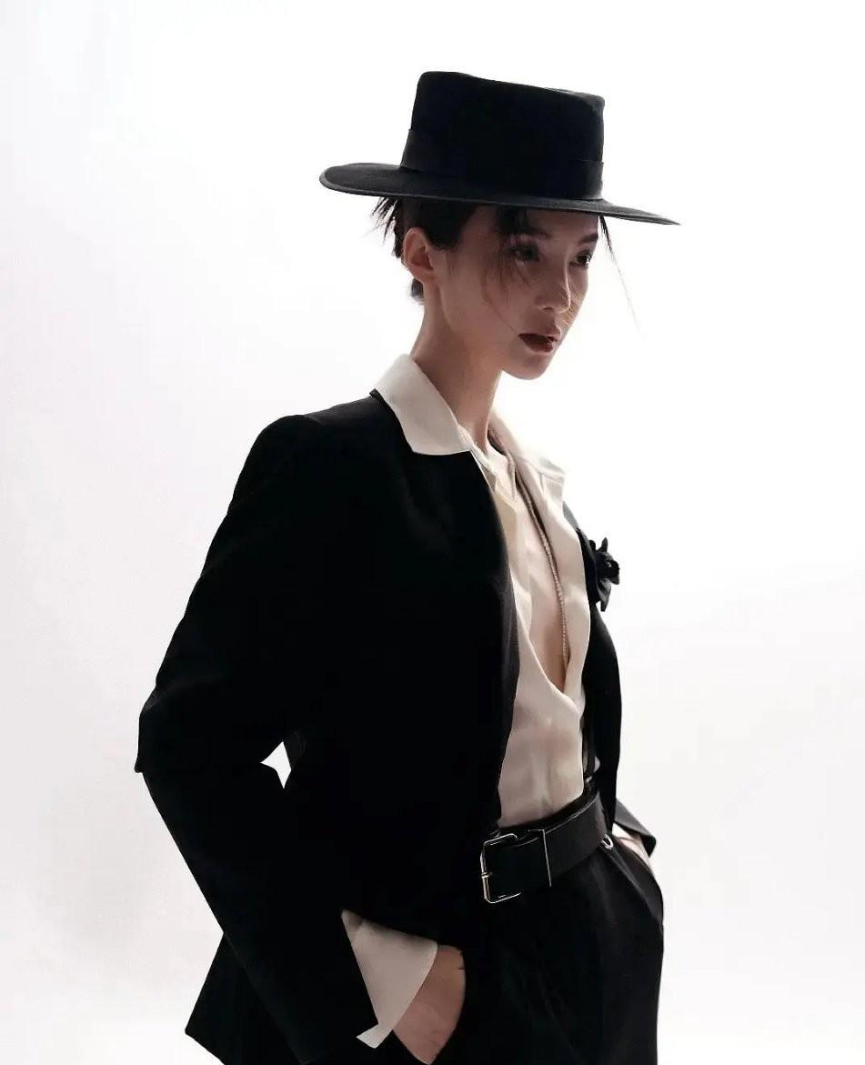 最近瘦出排骨胸的女明星,瘦出排骨胸的女星