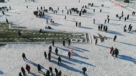 哈尔滨一高校操场惊现双航母,高校雪地双航母