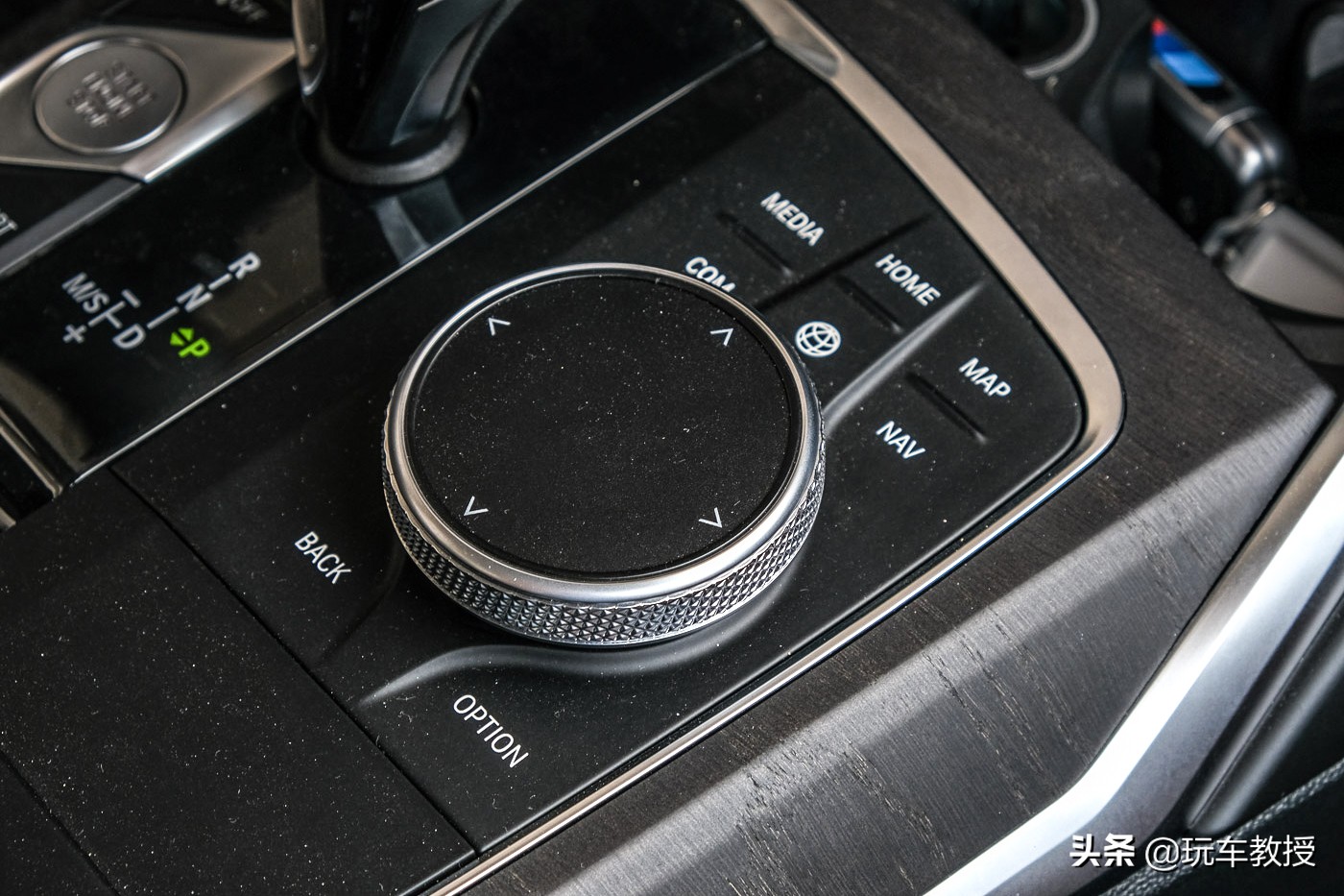 这里摸摸那里按按，开个车能不能简单点？