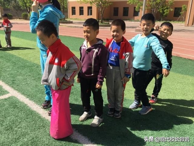 走向操场,“趣”跑步,“趣”踢球——尖草坪区恒大名都小学