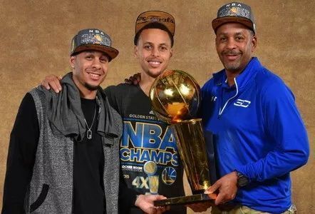 戴尔库里最佳第六人,库里球鞋第7代