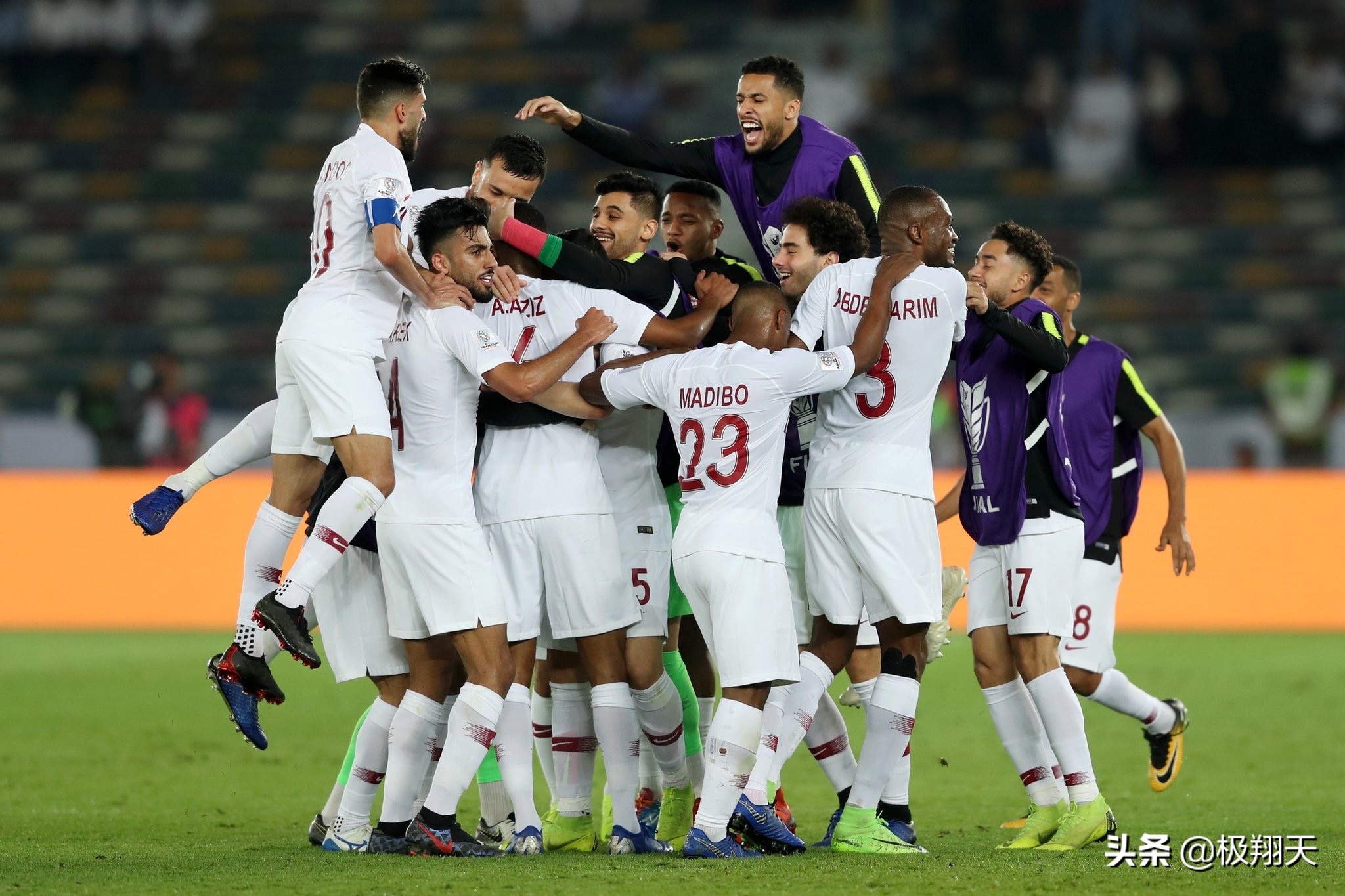 卡塔尔跟中国足球谁厉害啊,卡塔尔足球和中国足球谁厉害