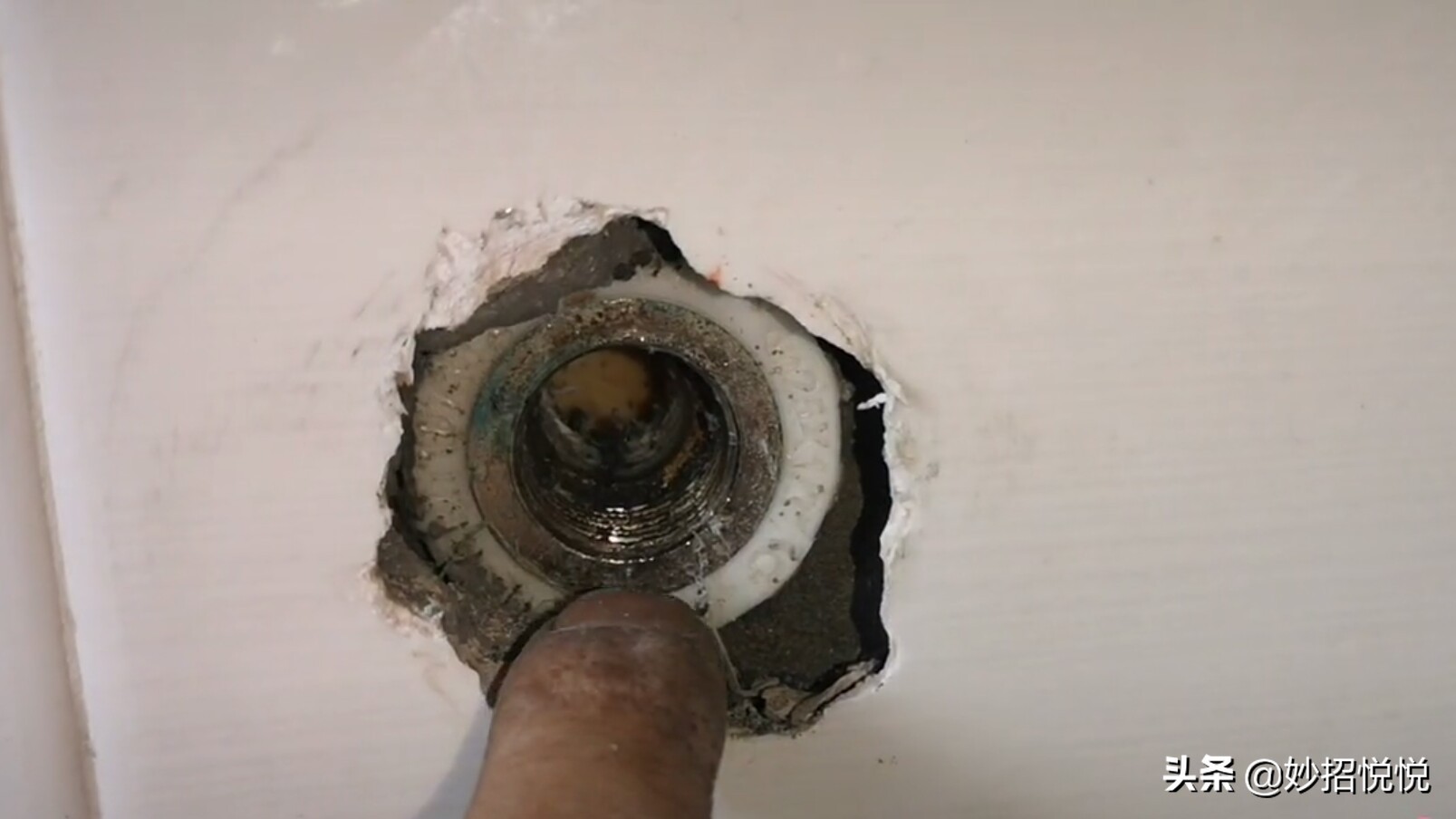 水龙头断在墙里怎么维修,水龙头断墙壁里了怎么更换