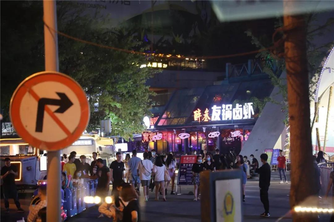 “当当......”快上车，成都的夜生活开始了