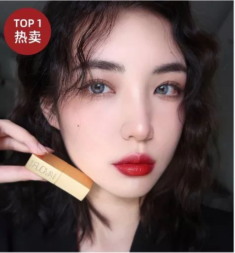 戚薇推荐的红色口红,最近戚薇晒出一款小金条口红